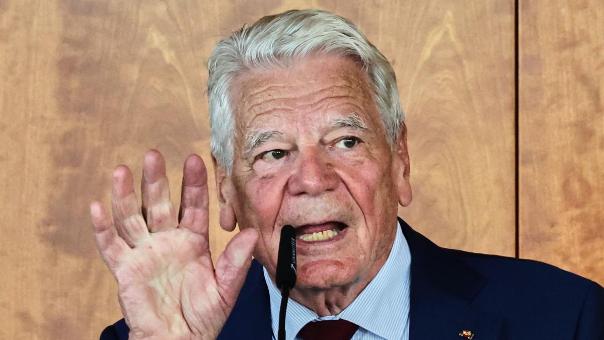 Joachim Gauck h&auml;lt einen m&ouml;glichen Merz-R&uuml;cktritt f&uuml;r falsch. (Foto)