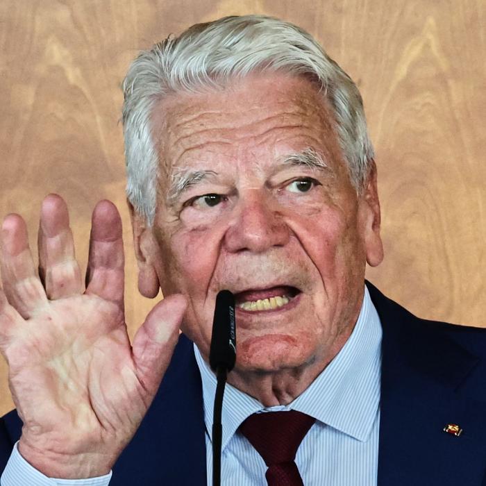 Joachim Gauck hält einen möglichen Merz-Rücktritt für falsch.