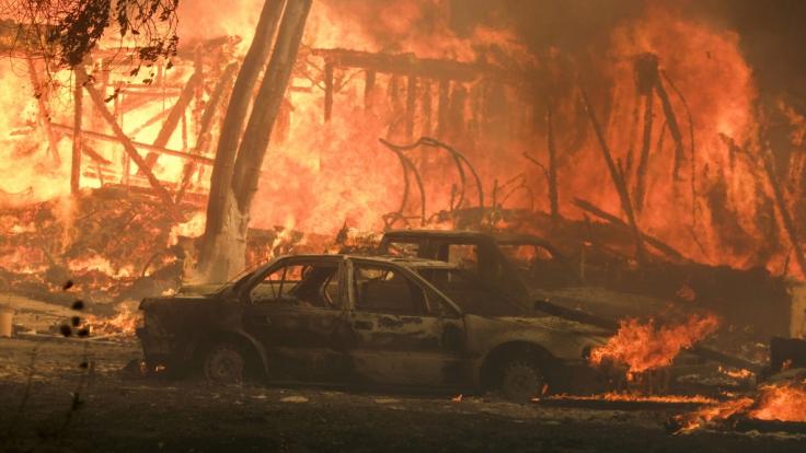 Waldbrände in Kalifornien: Abgebrannte Autos nahe Malibu Lake.