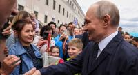Wurde Wladimir Putin bei diesem öffentlichen Auftritt in Kasan durch einen Doppelgänger ersetzt?