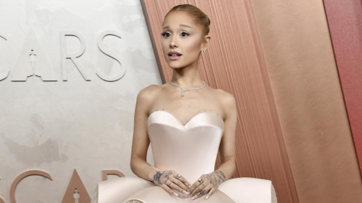 Ihr Look ist zweifelsohne besonders. Sängerin und Schauspielerin Ariana Grande trägt Schiaparelli Couture. (Foto)