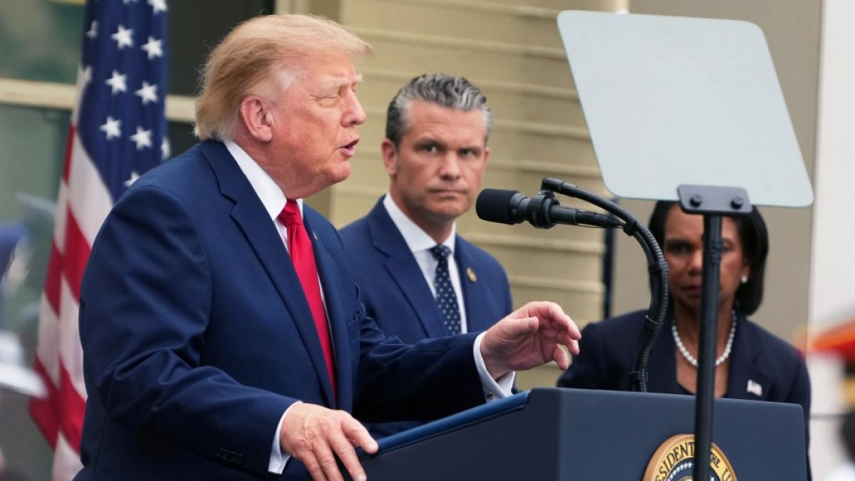 US-Pr&auml;sident Donald Trump (l-r) und US-Verteidigungsminister Pete Hegseth stehen derzeit stark in der Kritik. (Foto)