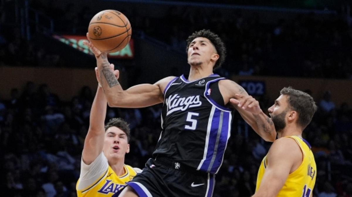 Nique Clifford (m) von den Sacramento Kings springt mit dem Ball, am 17.10.2025. (Symbolbild) (Foto)