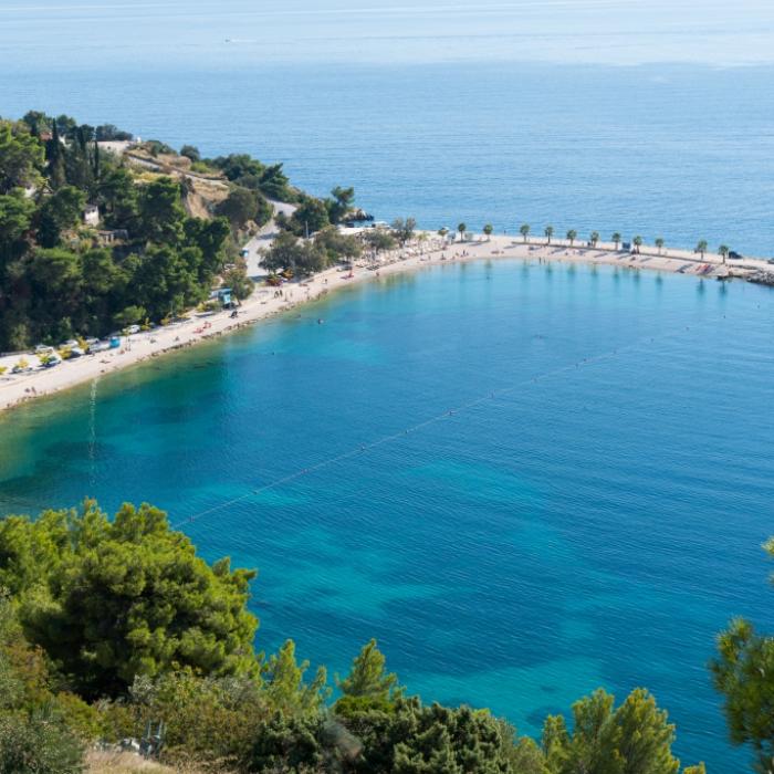 Blitz schlägt Touristin am Strand bewusstlos - Frau kämpft um ihr Leben