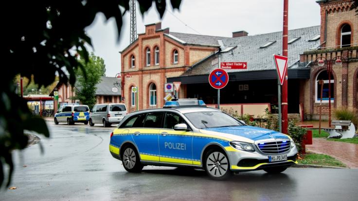 Ein Fahrzeug der Polizei steht vor dem Bahnhof.