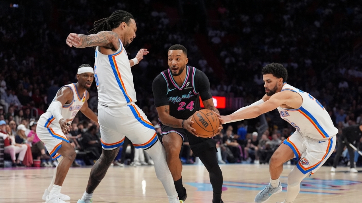 Norman Powell von den Oklahoma City Thunder (24) verteidigt den Ball gegen Spieler der Miami Heat, am 17.01.2026. (Symbolbild) (Foto)