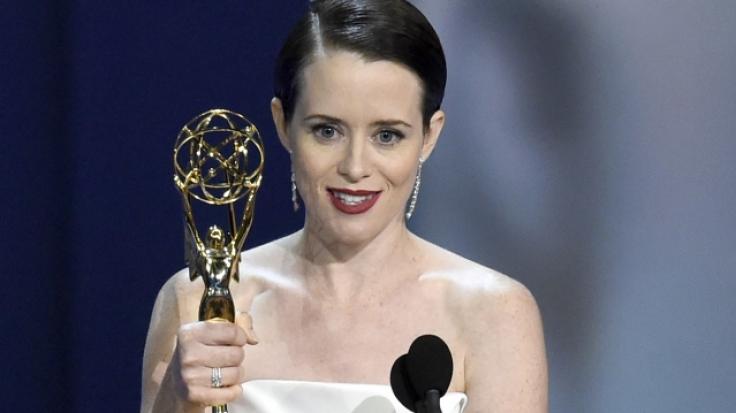 Schauspielerin Claire Foy bedankt sich für den Emmy, den sie als