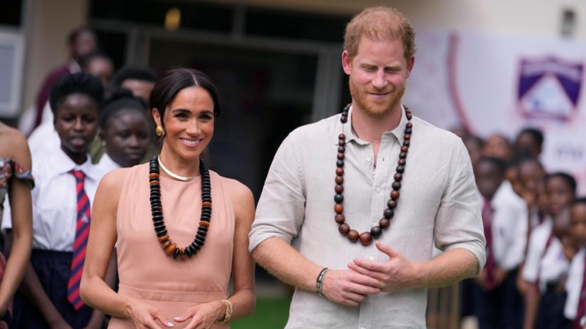 Meghan Markles und Prinz Harrys K&ouml;rpersprache wurde an ihrem ersten Tag in Nigeria genau unter die Lupe genommen. (Foto)