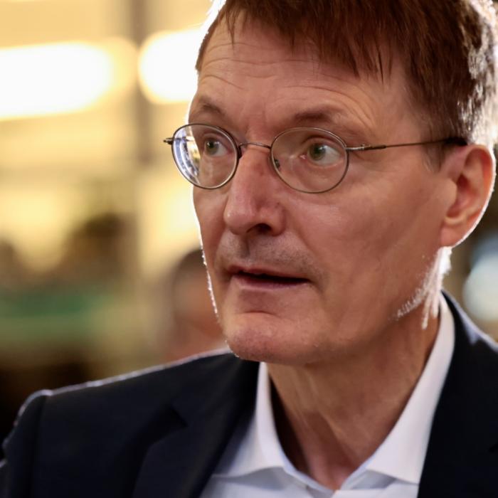Kaum Impfschutz trotz Booster-Impfung? DAFÜR wird der Gesundheitsminister kritisiert