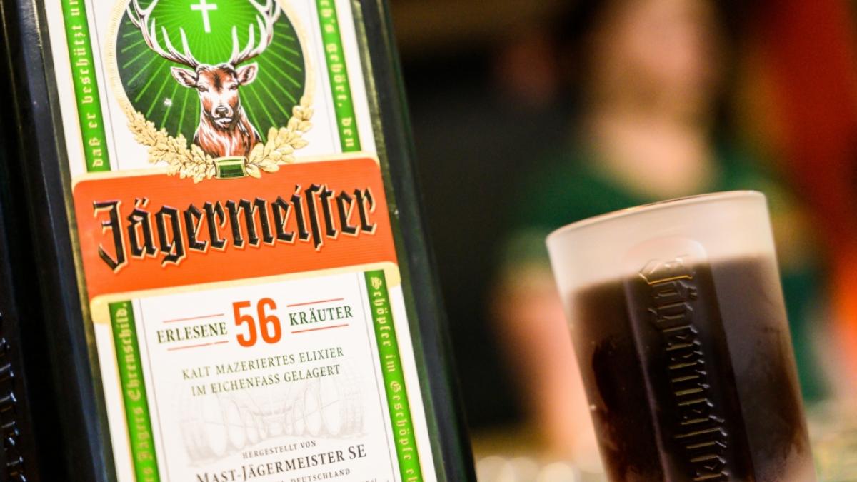 Ein Tr&ouml;pfchen in Ehren kann niemand verwehren - eine ganze Flasche J&auml;germeister-Schnaps auf Ex zu leeren, kann jedoch t&ouml;dlich enden, wie ein aktueller Fall aus S&uuml;dafrika zeigt (Symbolfoto). (Foto)