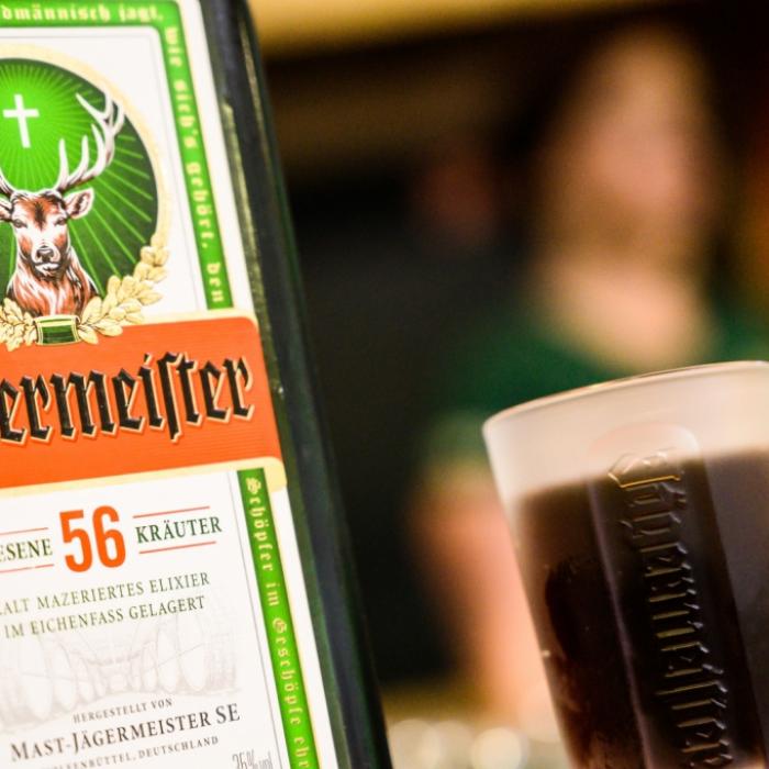 Mann ext Jägermeister-Flasche bei Trinkspiel und stirbt