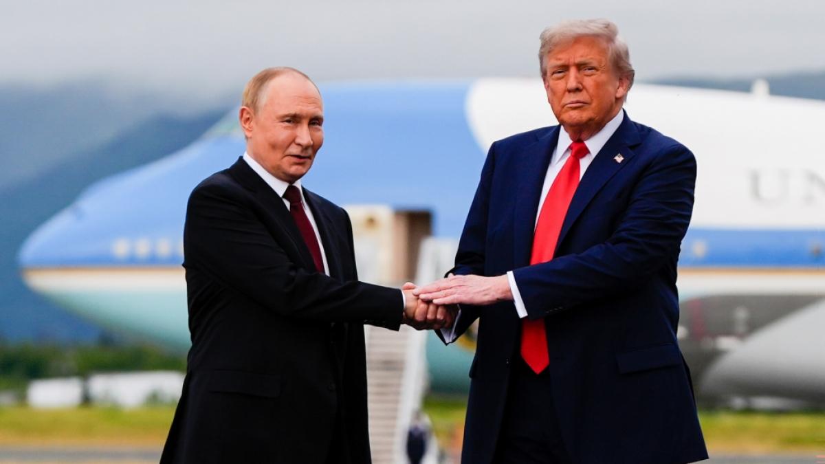 Nach dem Alaska-Gipfel im August soll es vorerst doch kein weiteres Treffen zwischen Wladimir Putin (l.) und Donald Trump (r.) geben.&nbsp; (Foto)