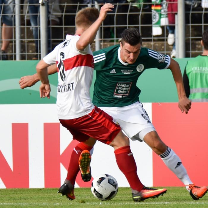 Tim Stegerer vom FC Homburg spielt gegen Jean Zimmer (l) vom VfB Stuttgart.