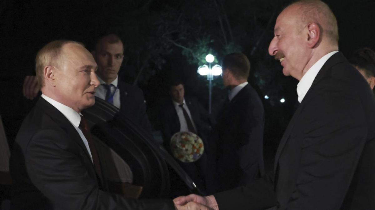 Der russische Pr&auml;sident Wladimir Putin und der aserbaidschanische Pr&auml;sident Ilham Aliyev reichen sich w&auml;hrend ihres Treffens die H&auml;nde. (Foto)