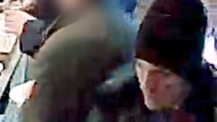Die Berliner Polizei sucht mit diesen Fotos nach einem mutmaßlichen Kindesentführer.