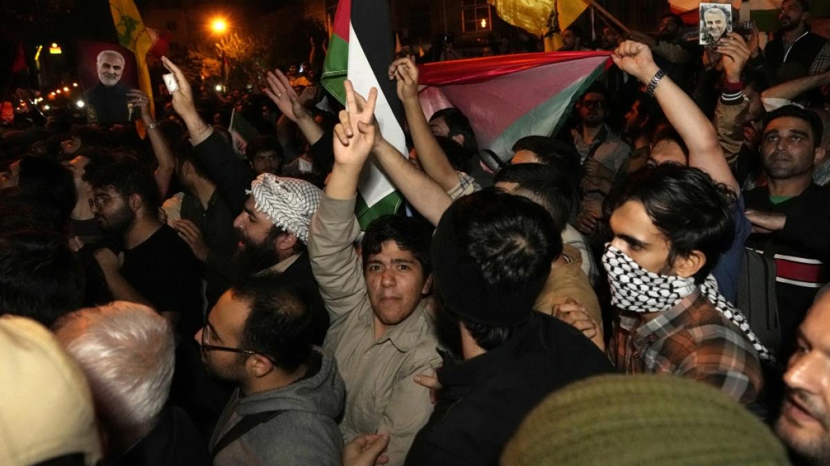 Demonstranten skandieren Slogans w&auml;hrend einer Anti-Israel-Demonstration vor der britischen Botschaft in Teheran, Iran. (Foto)