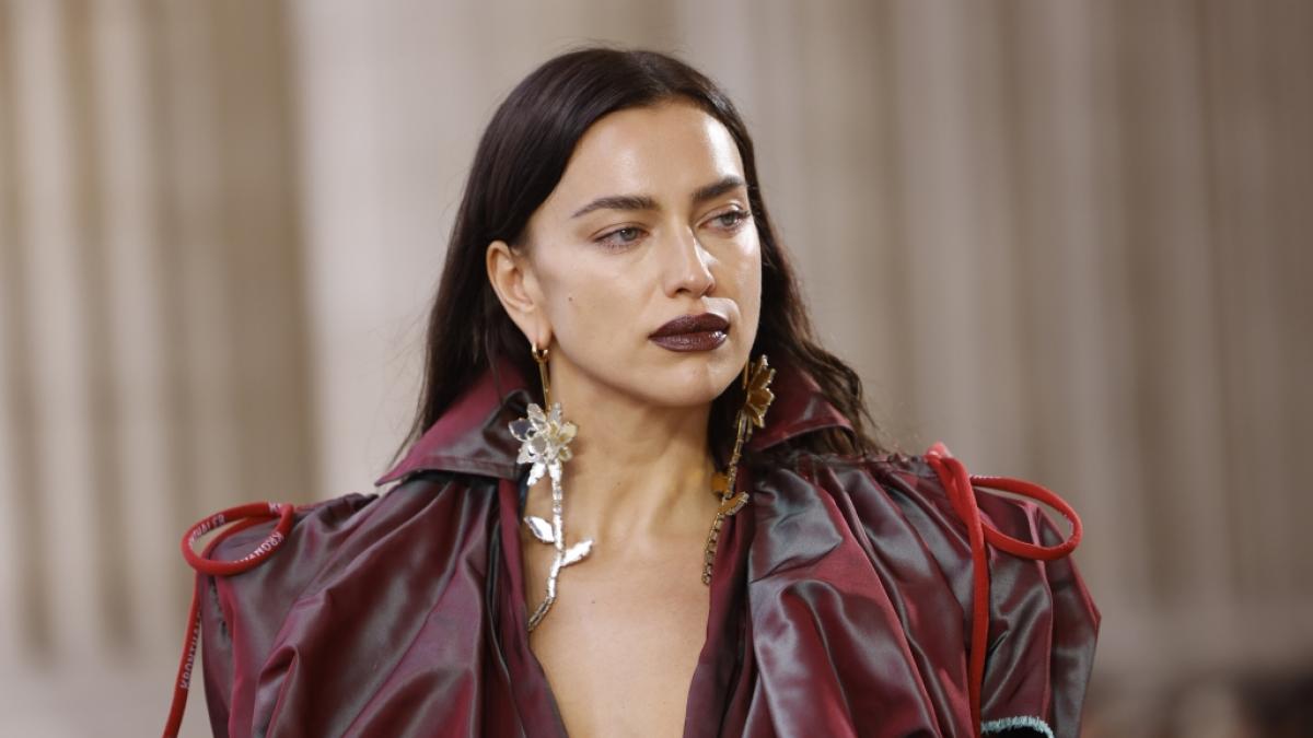 Irina Shayk lie&szlig; auf dem Laufsteg die Nippel blitzen. (Foto)