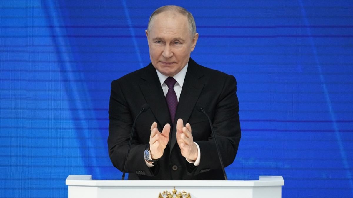 Kur vor den Wahlen in Russland kursiert im Internet ein bizarres Video, in dem Wladimir Putin singt, tanzt und mit seinen H&auml;nden ein Herz bildet. (Foto)
