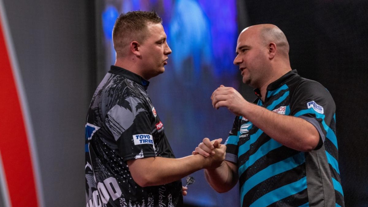 Der Ex-Weltmeister muss sich geschlagen geben: Rob Cross re.) nach seiner Niederlage gegen Chris Dobey im Achtelfinale der Darts-WM im Ally Pally. (Foto)