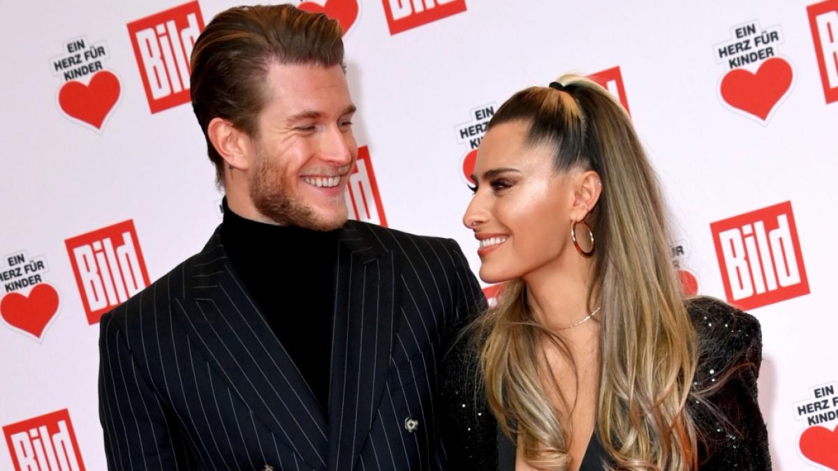 Strahlen gl&uuml;cklich nebeneinander: Loris Karius und Sophia Thomalla. (Foto)