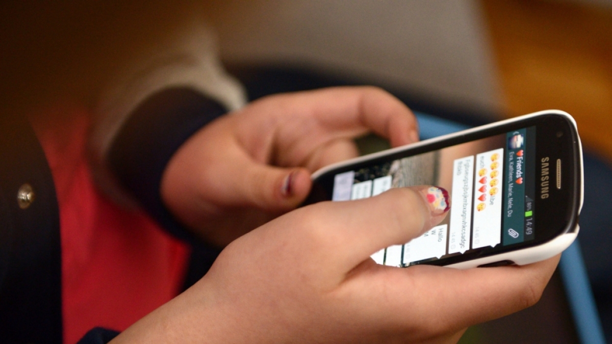 Zwei von drei Erwachsenen in Deutschland finden, dass Kinder und Jugendliche in ihrem Umfeld zu viel Zeit mit dem Handy verbringen. (Foto)