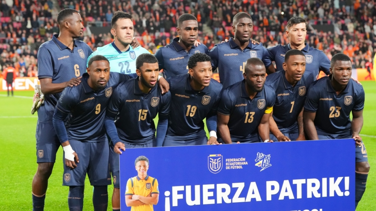 Die Spieler aus Ecuador posieren f&uuml;r ein Mannschaftsfoto vor einem Freundschaftsspiel zwischen den Niederlanden und Ecuador in Eindhoven. Ecuador nimmt an der Fu&szlig;ball-WM 2026 teil, am 31.03.2026. (Symbolbild) (Foto)