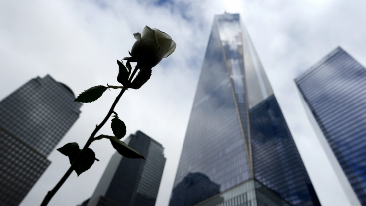Ein weiße Rose erinnert an der Gedenkstätte der Anschläge des 11. Septembers 2001 an die vielen Toten. Im Hintergrund ist der Turm des One World Trade zu sehen.