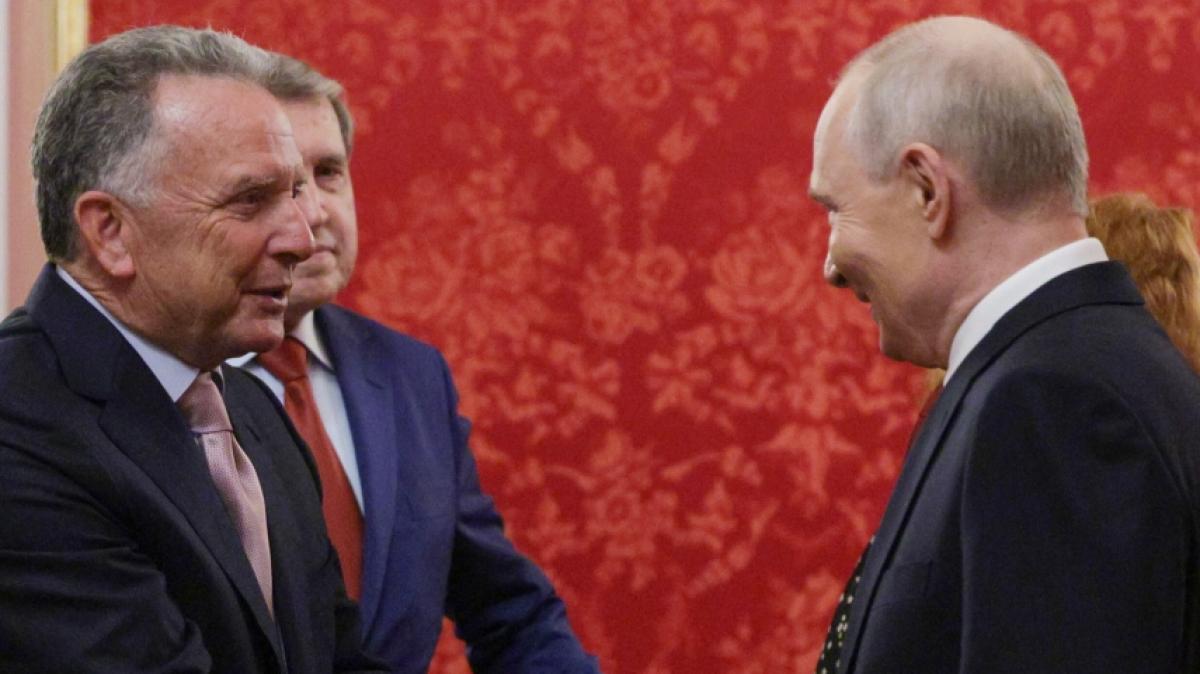 Mit einem Gastgeschenk an die Trump-Gesandtschaft sollte Wladimir Putin (rechts) blamiert werden. (Foto)