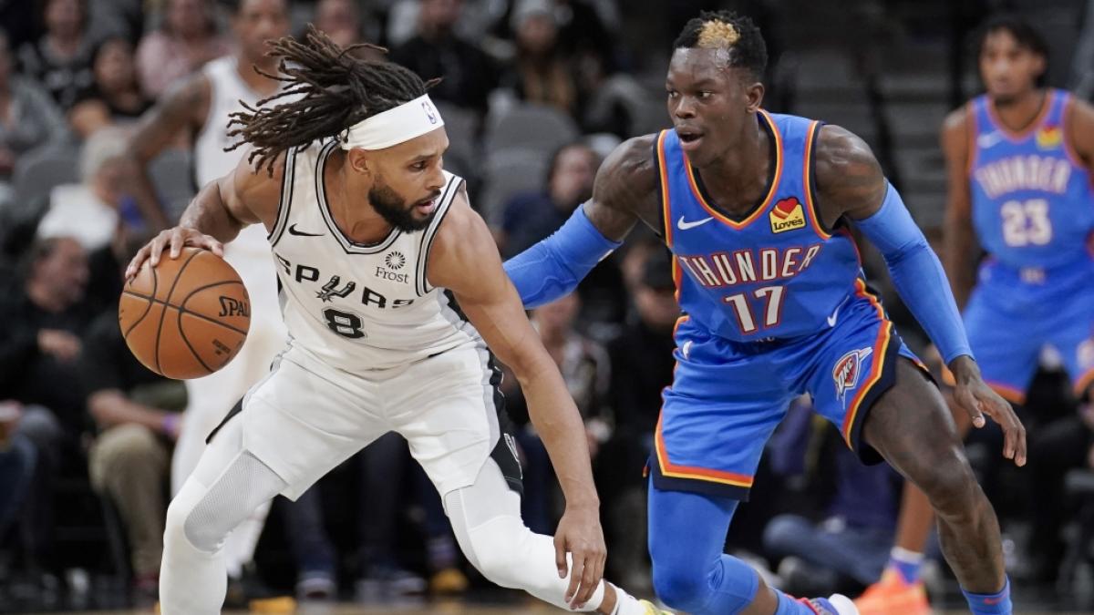 Patty Mills (l) von den San Antonio Spurs trippelt den Ball, am 07.11.2019. (Symbolbild) (Foto)