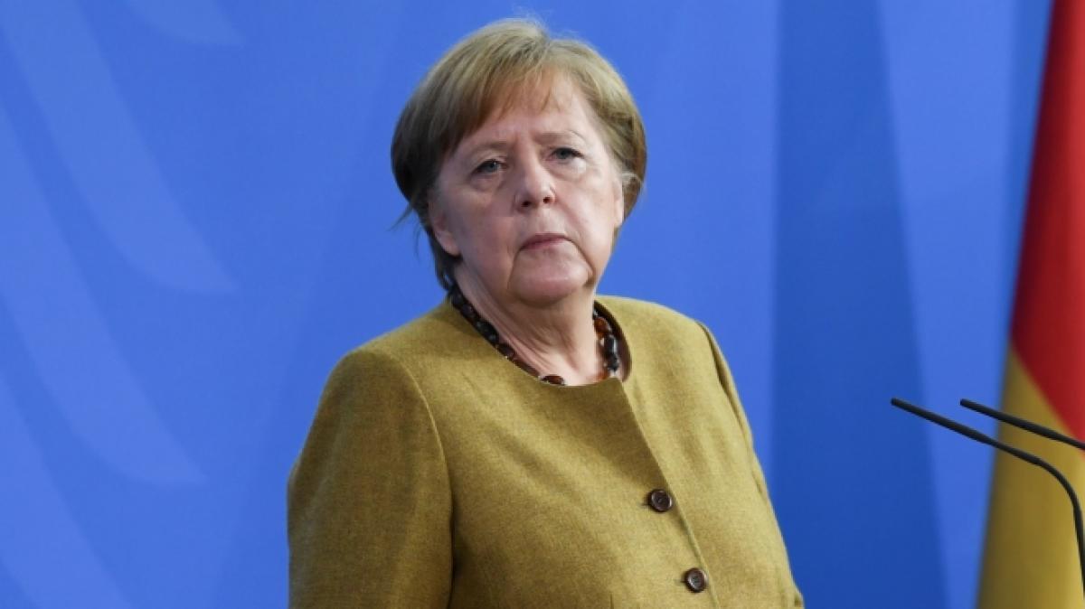 Kanzlerin Merkel l&auml;sst sich mit dem Vakzin von Astrazeneca impfen. (Foto)