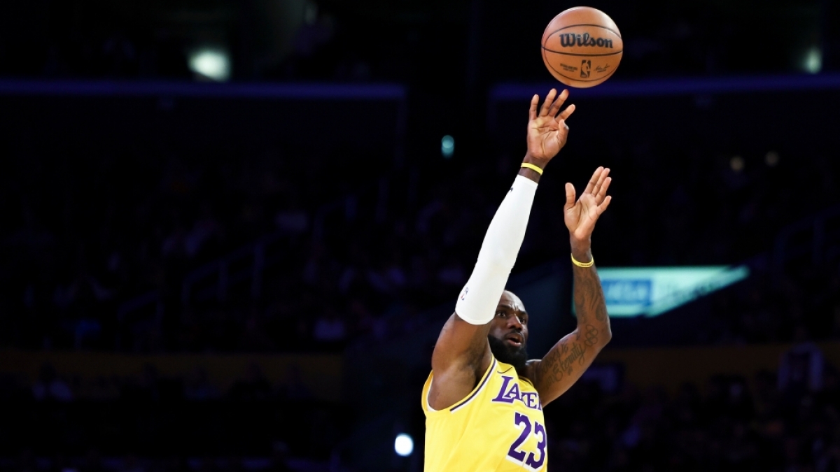 LeBron James von den Los Angeles Lakers wirft den Ball, am 20.02.2026. (Symbolbild) (Foto)