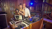 Jenny begleitet Gunther zu einem DJ-Job.
