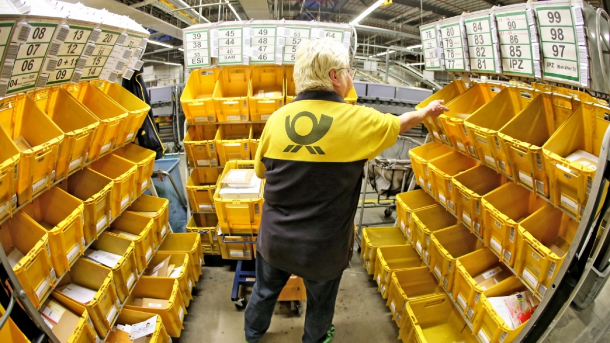 Die Deutsche Post macht Arbeitsvertr&auml;ge von Krankentagen abh&auml;ngig. (Foto)