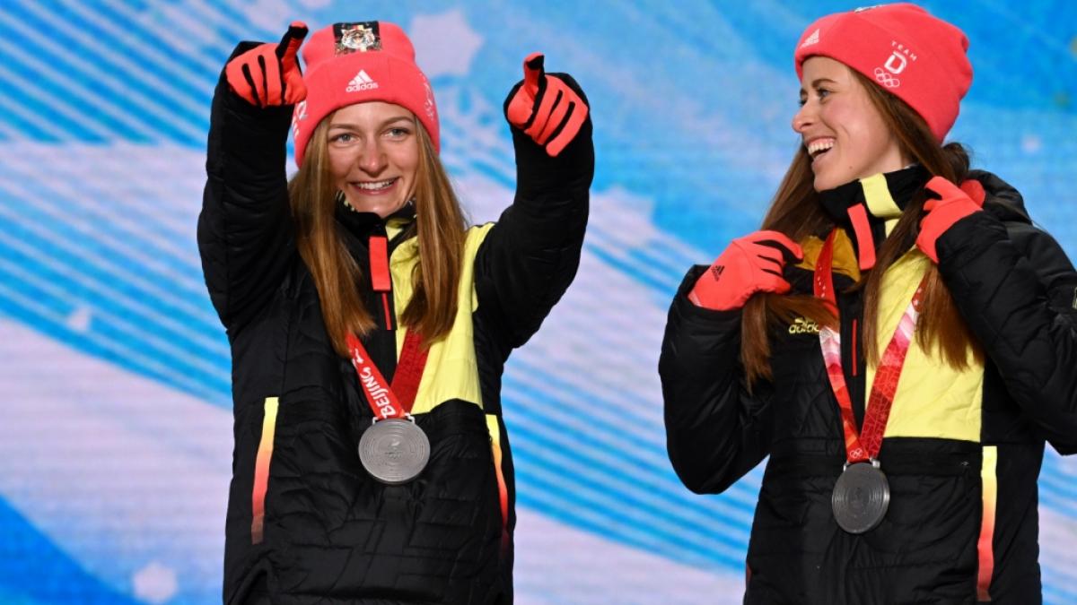 Die zweitplatzierten Katherine Sauerbrey (l) und Katharina Hennig aus Deutschland feiern mit ihren Silbermedaillen auf der B&uuml;hne. (Foto)