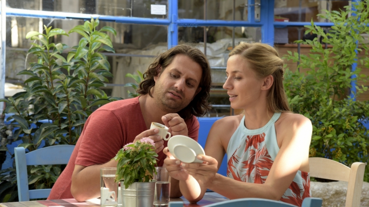 Elyas (Adam Bousdoukos) verliebt sich in "Ein Sommer auf Zypern" in Tina (Annika Blendl). (Foto)