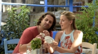 Elyas (Adam Bousdoukos) verliebt sich in 