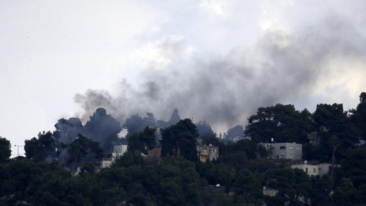 Die in Mays Al Jabal im S&uuml;dlibanon entstandene Aufnahme zeigt Rauch, der von einem israelischen Milit&auml;rposten in Al Manara aufsteigt, nachdem eine von Hisbollah-K&auml;mpfern abgefeuerte Rakete dort eingeschlagen ist. (Foto)
