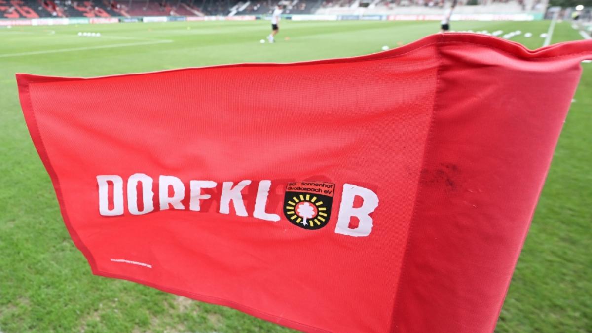 Die Fahne des Dorfklub SG Sonnenhof Gro&szlig;aspach weht im Wind. (Foto)
