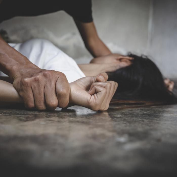 Gräuel-Vergewaltigung! Falscher Milchlieferant fällt über Oma (86) her