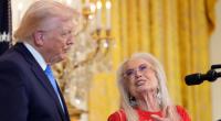 US-Präsident Donald Trump hört Miriam Adelson während eines Chanukka-Empfangs im East Room des Weißen Hauses in Washington zu.