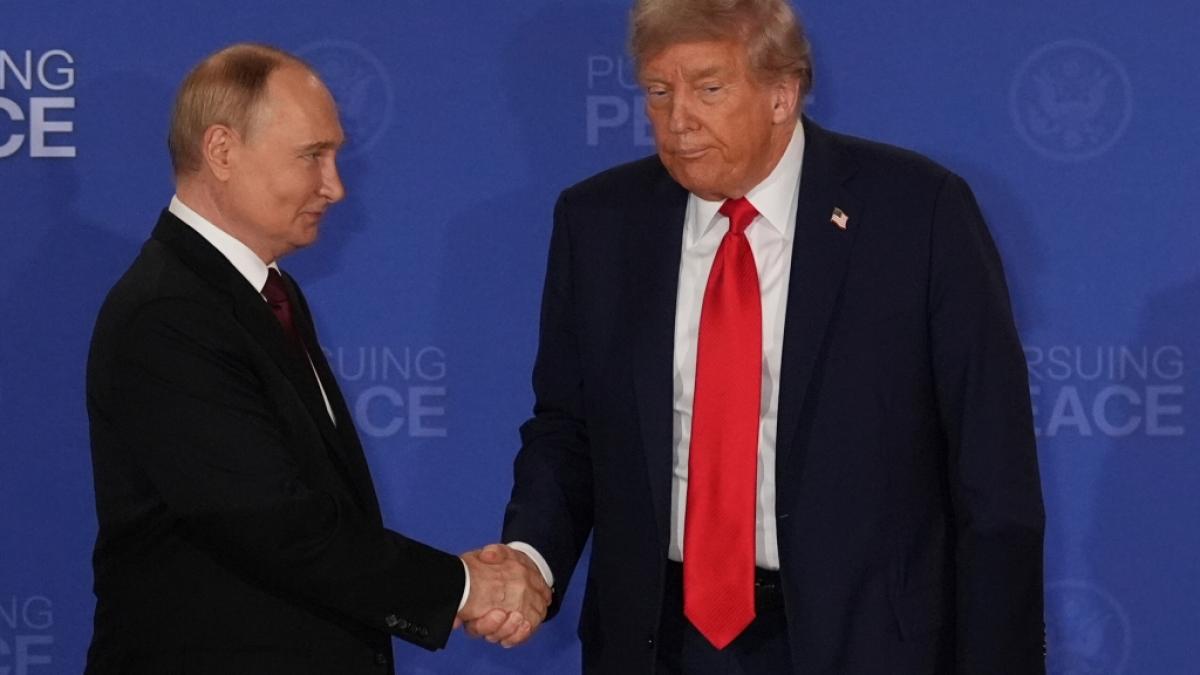 Beim Gipfeltreffen in Alaska t&auml;uschte Wladimir Putin beim Handschlag mit Donald Trump Friedensabsichten in der Ukraine - die russischen Luftangriffe auf Kiew enth&uuml;llen indes Putins wahres Gesicht. (Foto)