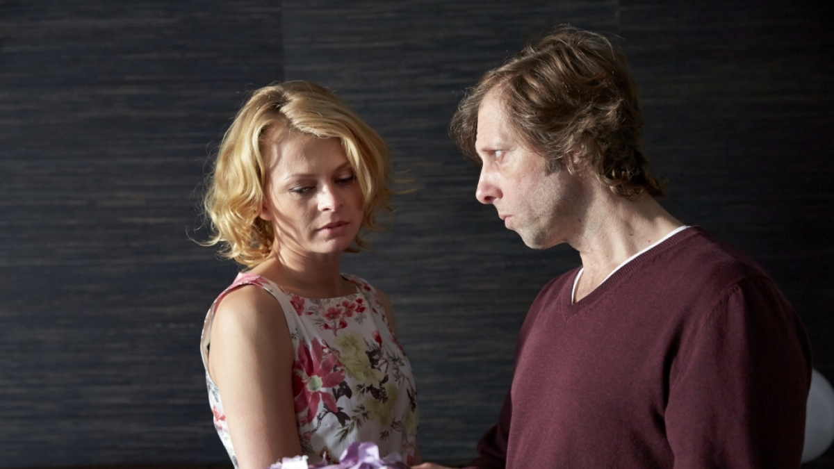 Tina Espenkotte (Isabell Gerschke) dachte immer, dass Ekki Talk&ouml;tter (Oliver Korittke) sie heiraten wollte. (Foto)