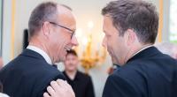 Ob die anvisierten Koalitionsgespräche zwischen Friedrich Merz von der CDU und Lars Klingbeil von der SPD ähnlich harmonisch ablaufen wie das Treffen der beiden Politiker beim Bundespresseball 2022, bleibt abzuwarten.