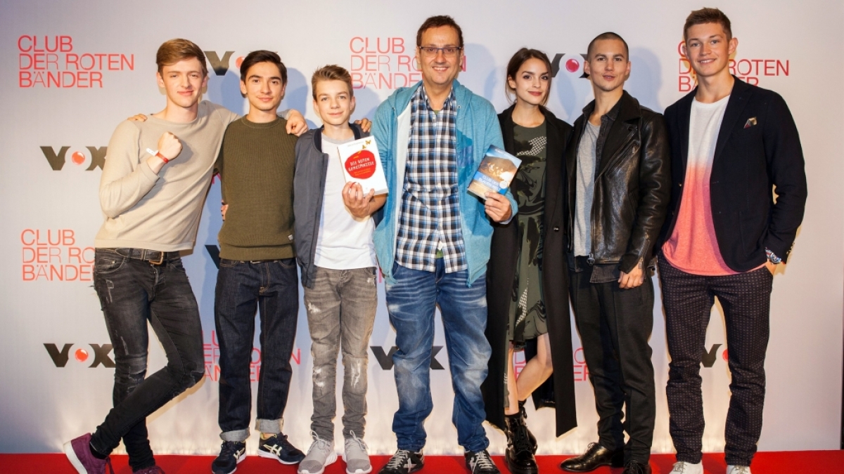 Der Serien-Sch&ouml;pfer und seine Darsteller: Albert Espinosa (Mitte) mit Timur Bartels, Ivo Kortlang, Nick Julius Schuck, Luise Befort, Tim Oliver Schultz und Damian Hardung. (Foto)