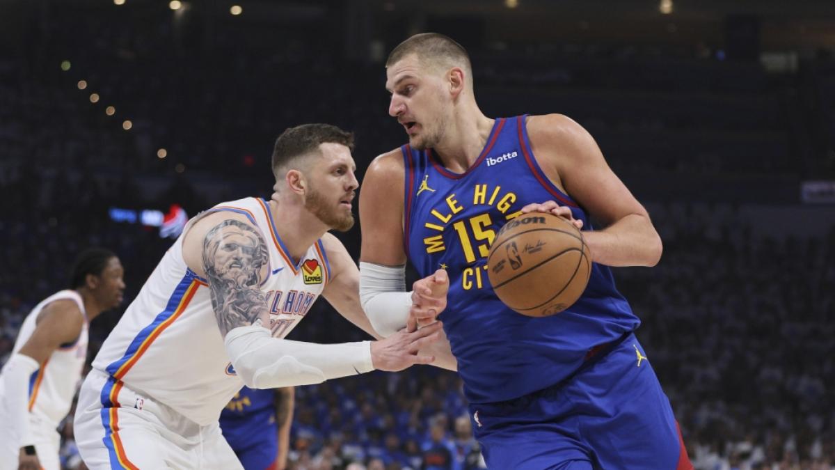 Nikola Jokic (r) trippelt den Ball w&auml;hrend Isaiah Hartenstein (l) von den Oklahoma City Thunder verteidigt, am 13.05.2025. (Symbolbild) (Foto)
