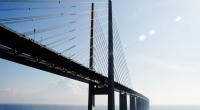 Zwei Männer sollen einen 19-Jährigen von einer Brücke gestürzt haben.