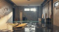 Damit es nach einem Unwetter in Ihrem Keller nicht so aussieht, sollten Sie Ihr Zuhause mit wasserdichten Kellerfenstern schützen