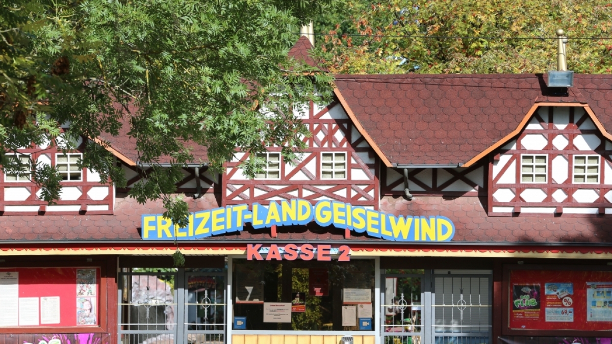 Der Betreiber des "Freizeit-Landes Geiselwind" muss sich vor Gericht verantworten, weil er in seinem Park echte Grabsteine aufstellen lie&szlig;. (Foto)