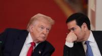 US-Präsident Donald Trump (l) spricht mit Außenminister Marco Rubio während eines Rundtischgesprächs über College-Sport im East Room des Weißen Hauses in Washington.