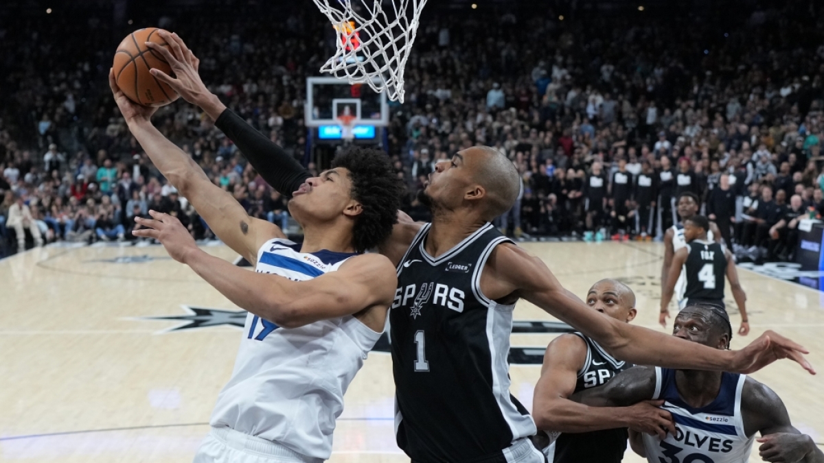 Victor Wembanyama von den San Antonio Spurs blockt den Ball gegen Joan Beringer von den Minnesota Timberwolves, am 17.01.2026. (Symbolbild) (Foto)